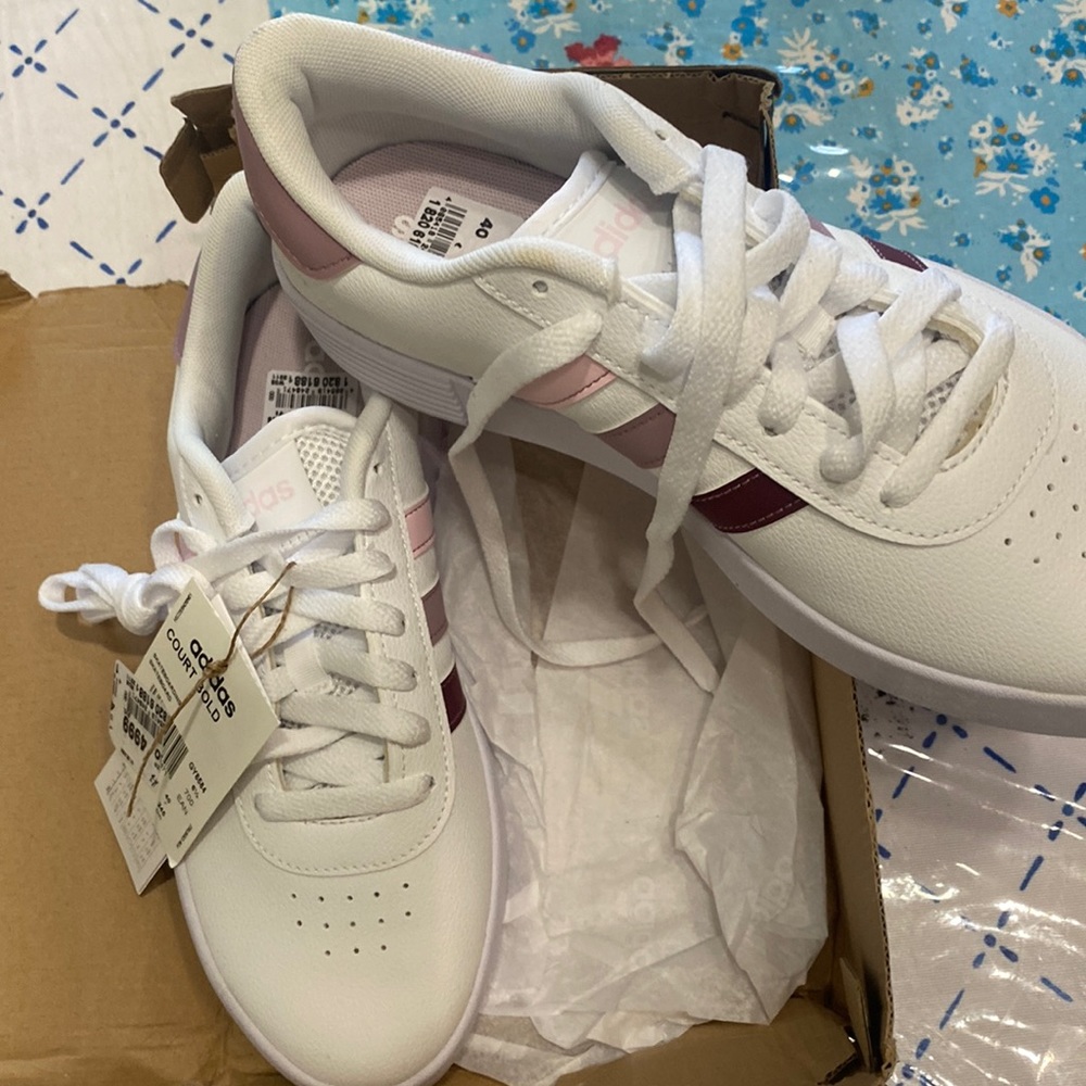 Adidas womens court bold brand almost new, worn once size 8, runs large